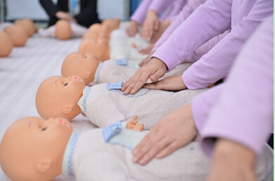 日外国女人逼月嫂培训班多少钱？现在月嫂职业前景怎